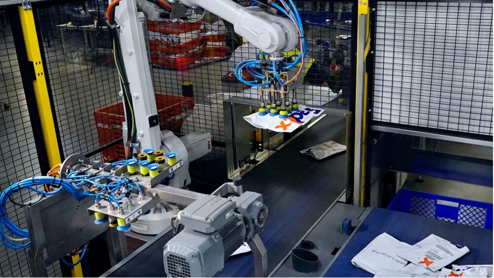 Alt. text:  
The Robotics Automated Infeeding System at FedEx’s air gateway in Cologne, Germany, makes sure labels on packages are visible by scanners.  